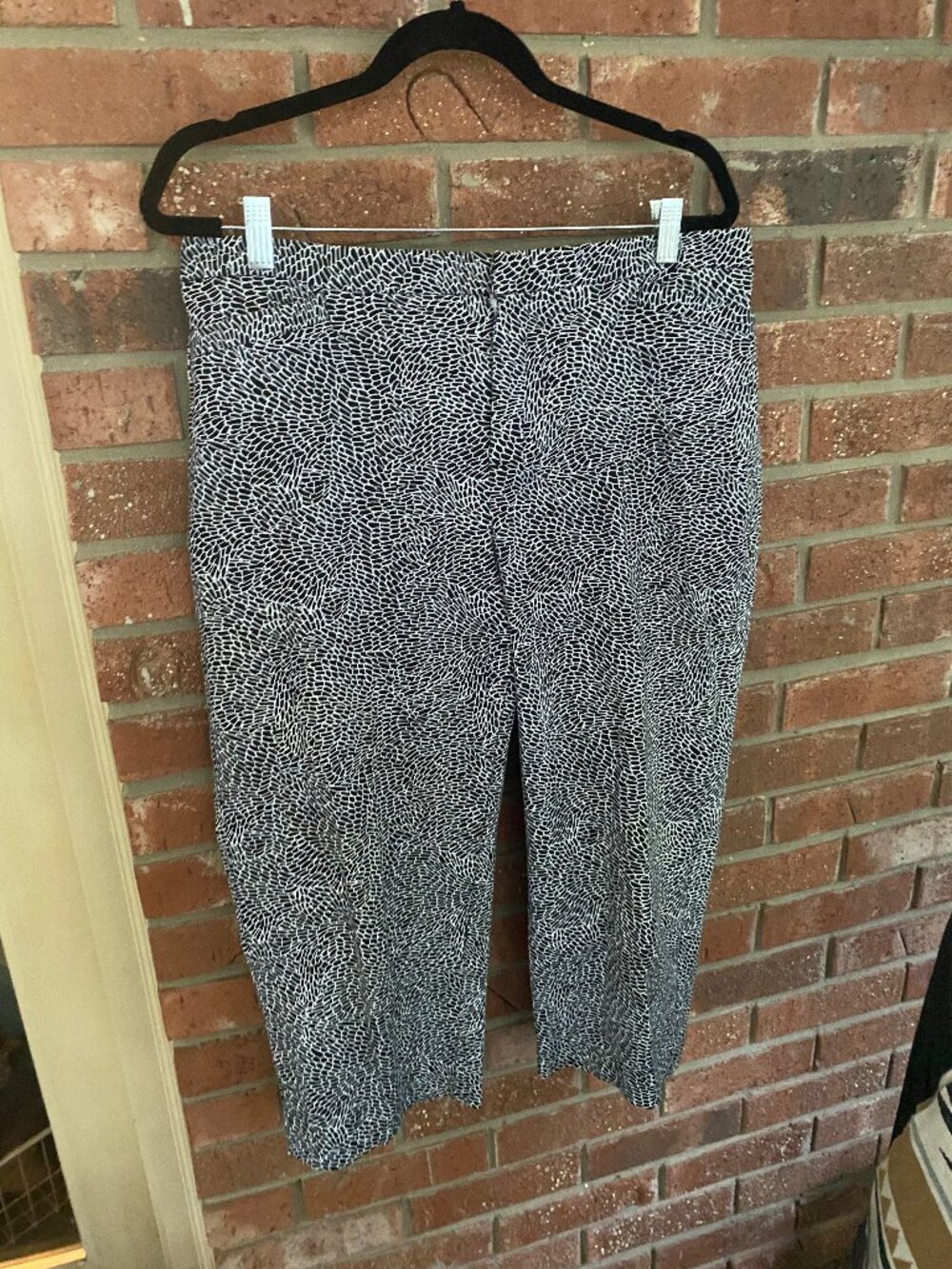 Coldwater Creek Black and White Abstract Print Pull-On Capri Pants